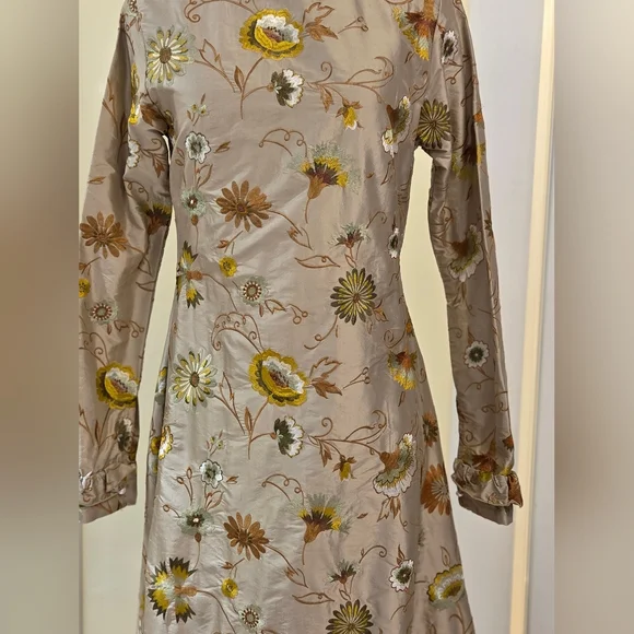 HOUSE OF AAMA Elegant Floral Beige Silk Dress With Floral Embroidery Size 6 - Picture 3 of 11